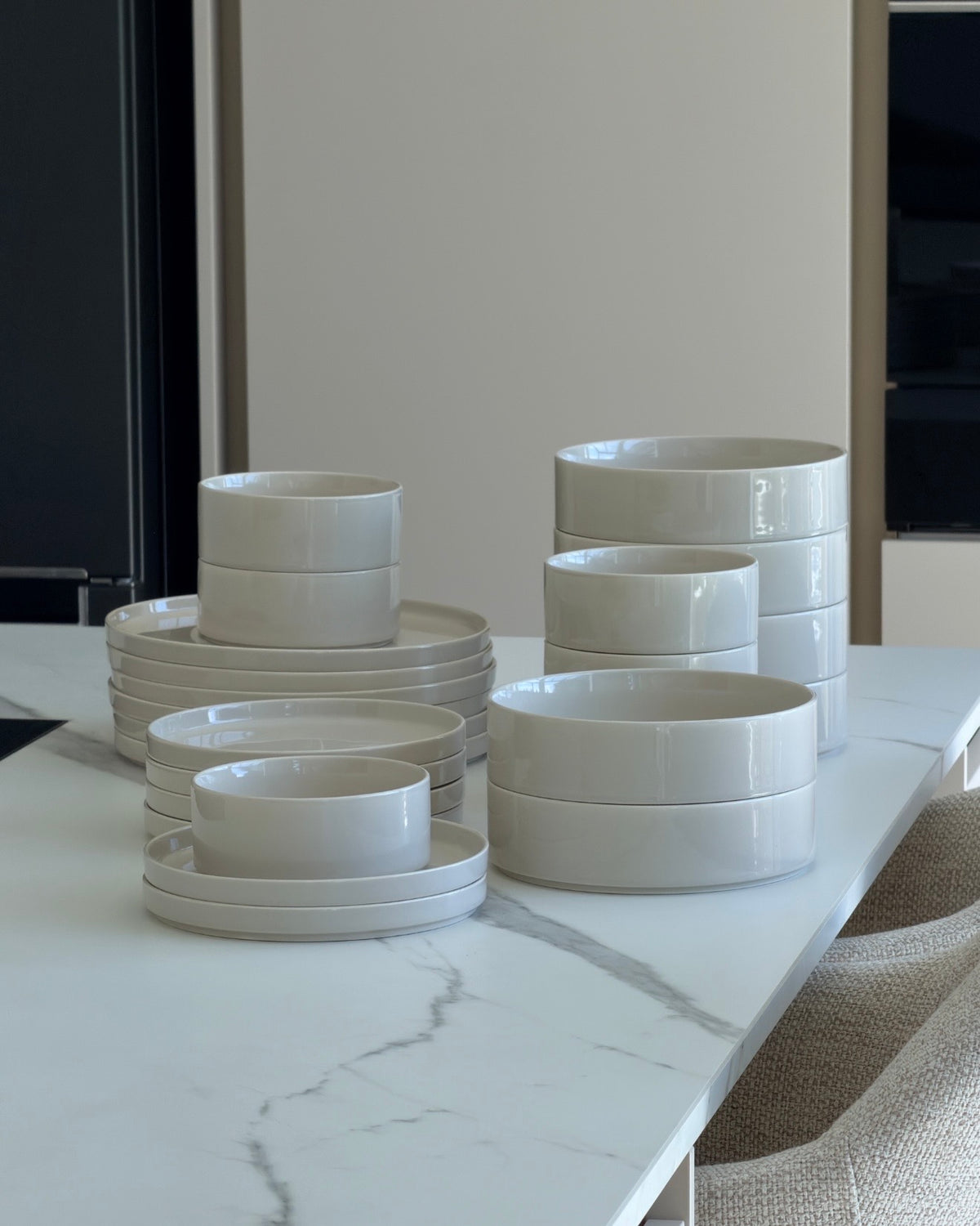 Geschirrset in Beige glänzend aus der Serie Nia – Produktansicht