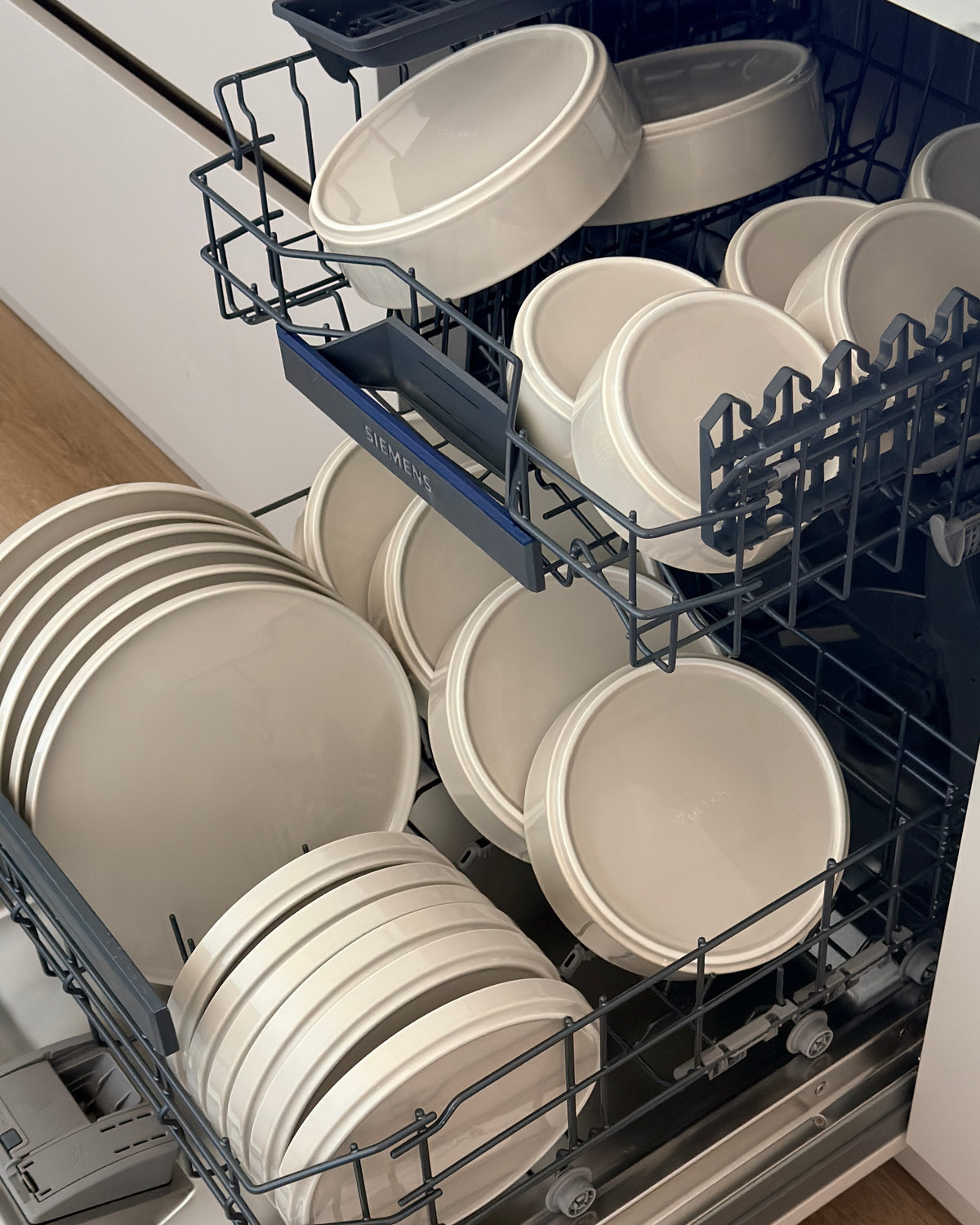 3er Set große Teller in Beige aus der Serie Nia – Produktansicht