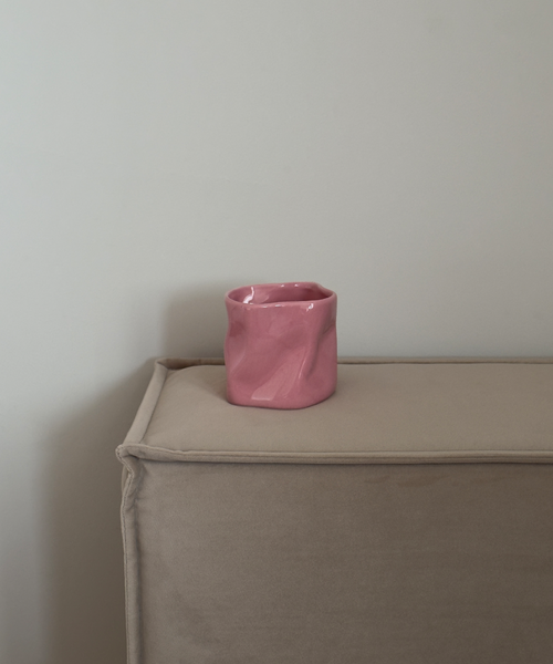 Organischer Keramik Becher Pink aus der Serie Alaska – Detailansicht der Verarbeitung