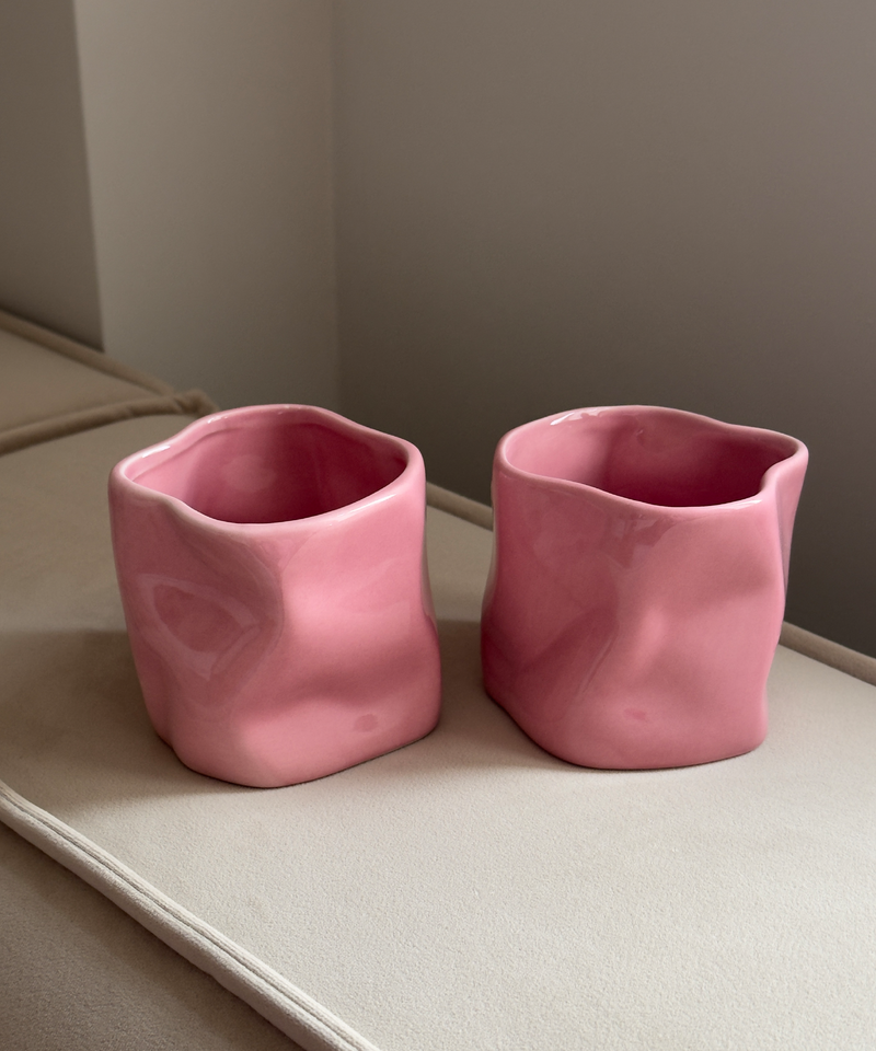 Organischer Keramik Becher Pink aus der Serie Alaska – Nahaufnahme der Oberfläche