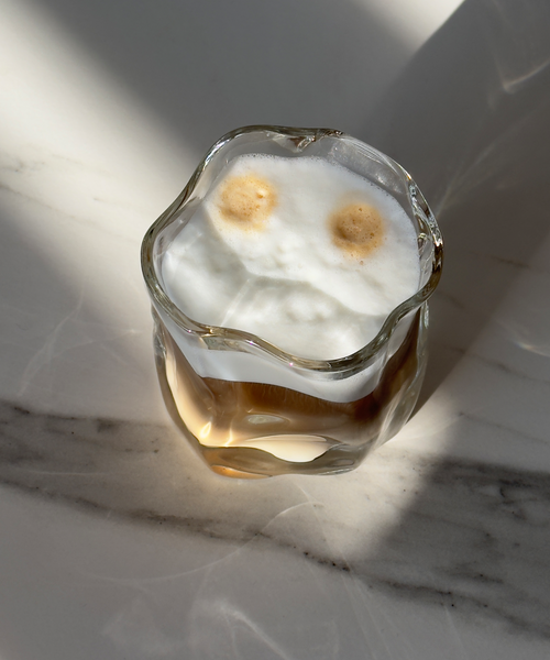 Kleines Trinkglas im organischen Design aus der Serie Alaska – Detailansicht der Verarbeitung