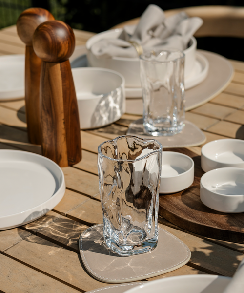Großes Trinkglas im organischen Design aus der Serie Alaska – Nahaufnahme des Materials