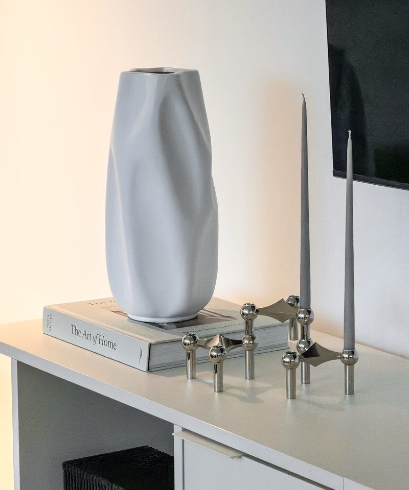 Längliche Avela Vase in Weiß auf dem Sideboard neben Kerzenhaltern