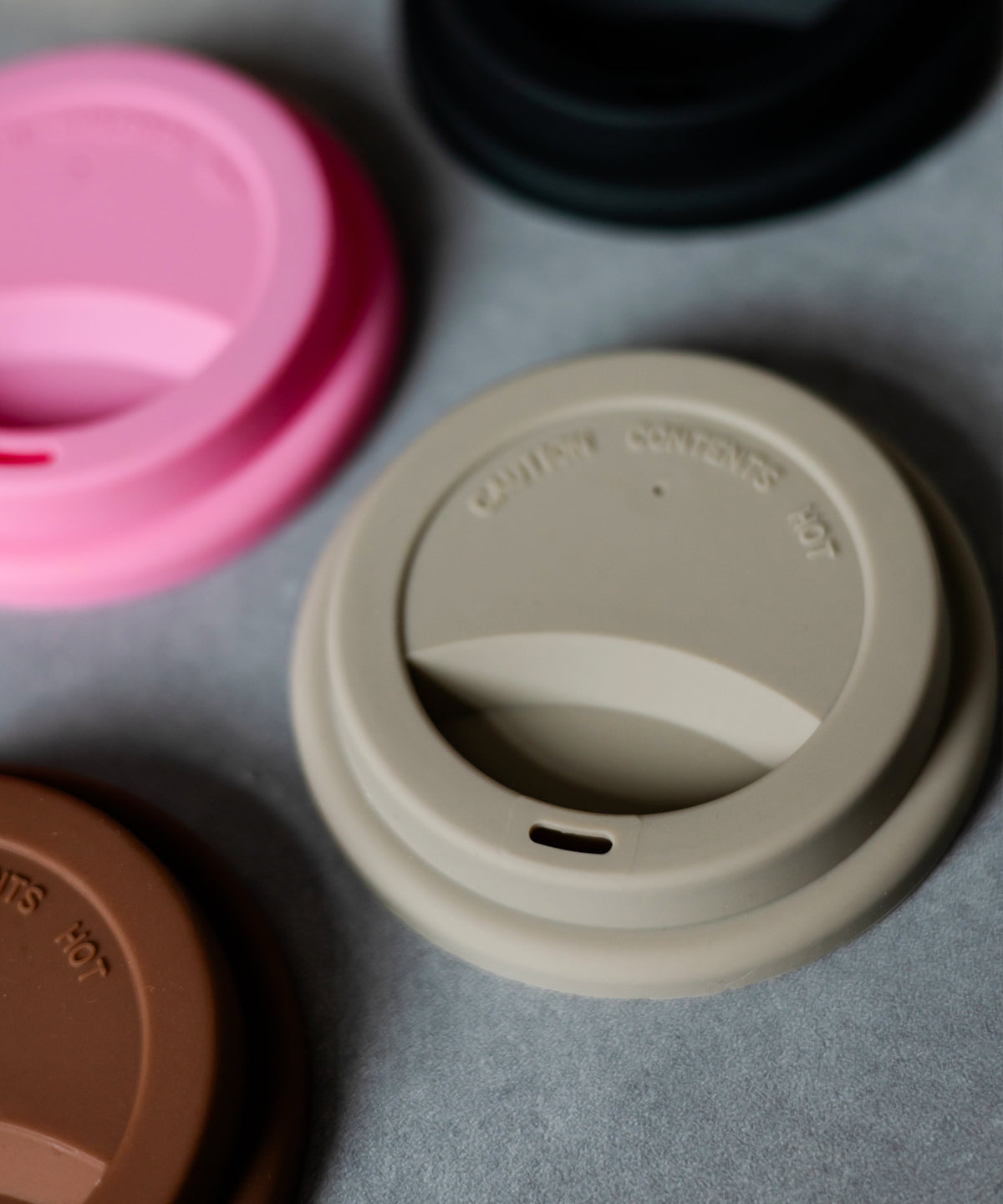 To-Go Becher Silikon-Deckel im 2er Set Taupe aus der Serie Brooklyn – Seitenansicht