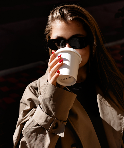 Keramik To-Go Becher mit weißem Silikon-Deckel aus der Serie Brooklyn – Produktansicht