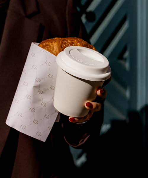 Keramik To-Go Becher mit weißem Silikon-Deckel aus der Serie Brooklyn – Draufsicht