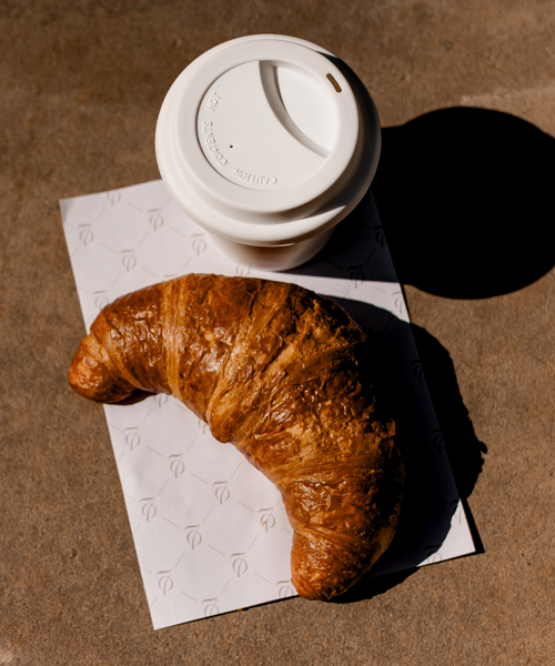 Keramik To-Go Becher mit weißem Silikon-Deckel aus der Serie Brooklyn – Nahaufnahme des Materials