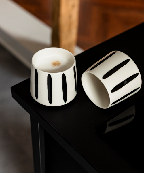 Cappuccino Becher mit schwarzen Streifen aus der Serie Miro – Detailansicht