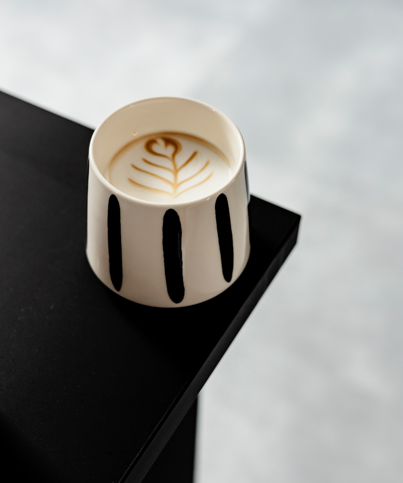Cappuccino Becher mit schwarzen Streifen aus der Serie Miro – im Wohnambiente