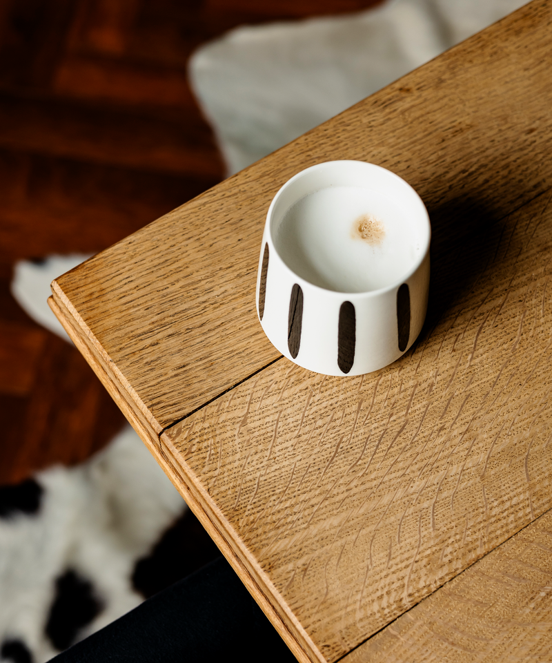 Cappuccino Becher mit schwarzen Streifen aus der Serie Miro – Materialdetail