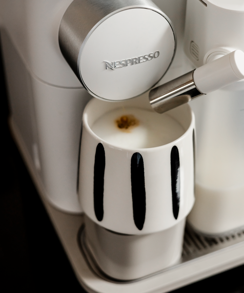 Cappuccino Becher mit schwarzen Streifen aus der Serie Miro – Draufsicht