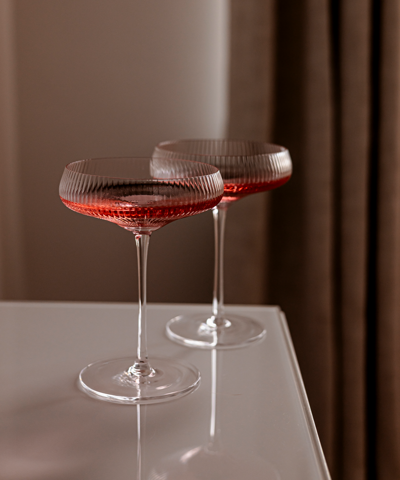 Champagnerglas mit geriffelter Oberfläche aus der Serie Paris – Detailansicht im Überblick