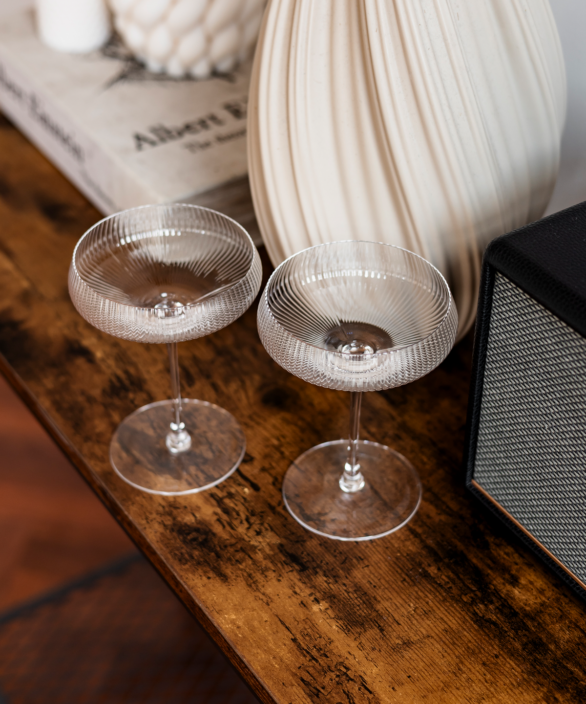 Champagnerglas mit geriffelter Oberfläche aus der Serie Paris – Detailansicht der Struktur