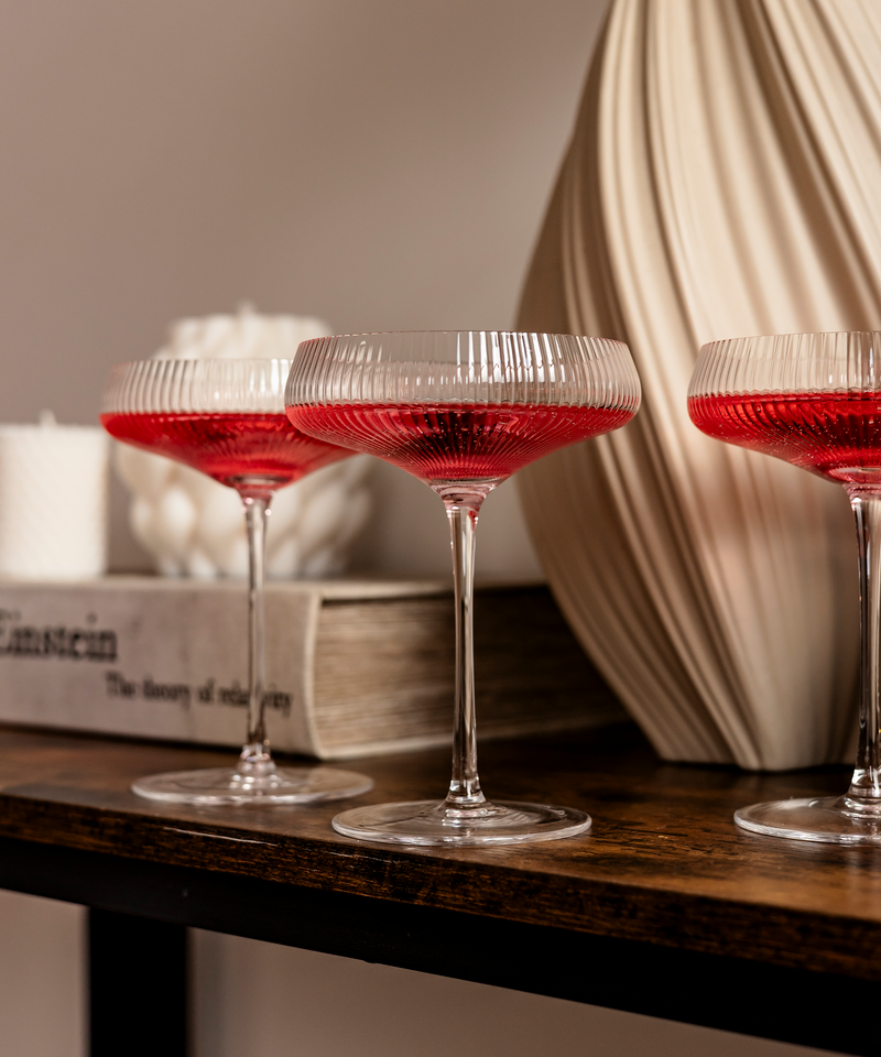 Champagnerglas mit geriffelter Oberfläche aus der Serie Paris – Nahaufnahme der Oberfläche