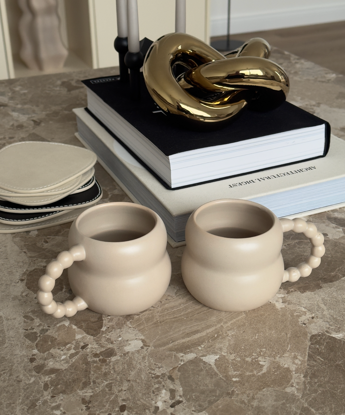 Keramiktasse mit Perlenhenkel Beige aus der Serie Chloé – Detailansicht