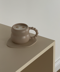 Ceramic mug with pearl handle in beige (250ml) | Chloé