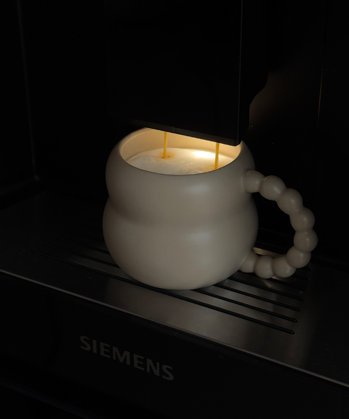 Keramiktasse mit Perlenhenkel Beige aus der Serie Chloé – Produktansicht