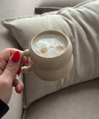 Ceramic mug with pearl handle in beige (250ml) | Chloé