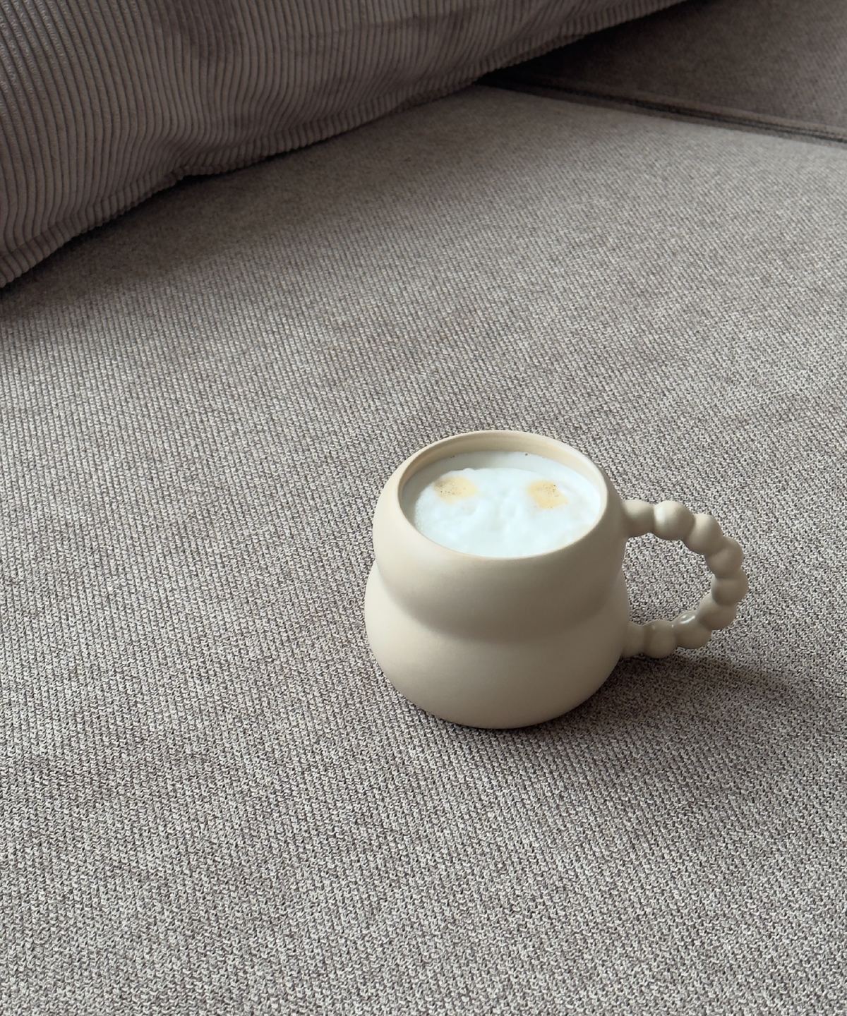 Keramiktasse mit Perlenhenkel Beige aus der Serie Chloé – im Wohnambiente
