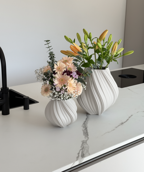 Set aus großer und kleiner Keramik Vase in Cremeweiß aus der Serie Flora – Detailansicht