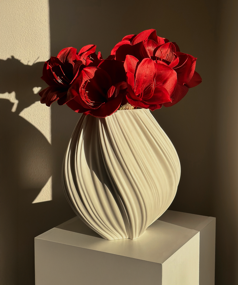 Große Keramik Vase in Beige aus der Serie Flora – im Wohnambiente