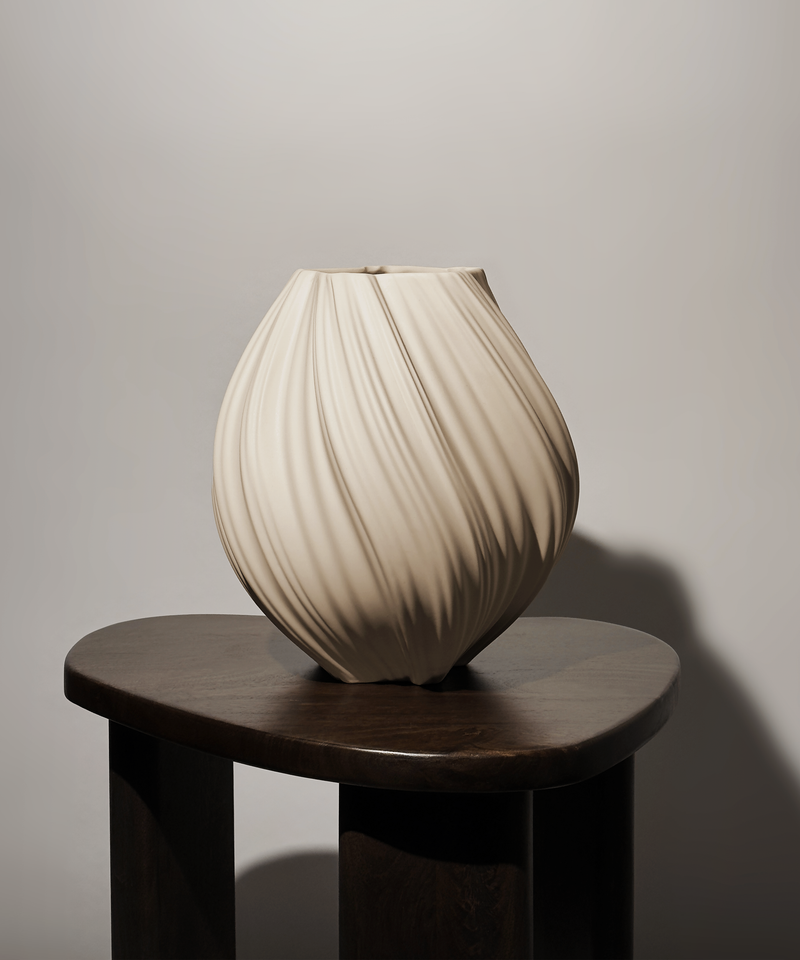 Große Keramik Vase in Beige aus der Serie Flora – Seitenansicht