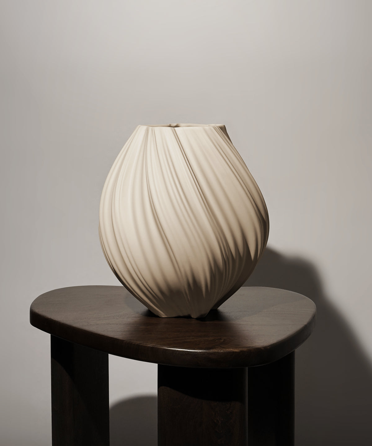 Set aus großer und kleiner Keramik Vase in Beige aus der Serie Flora – Detailansicht
