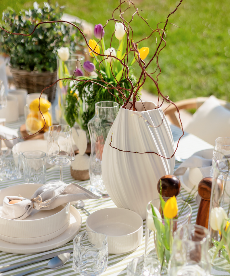 Längliche Keramik Vase in Weiß aus der Serie Flora – Seitenansicht