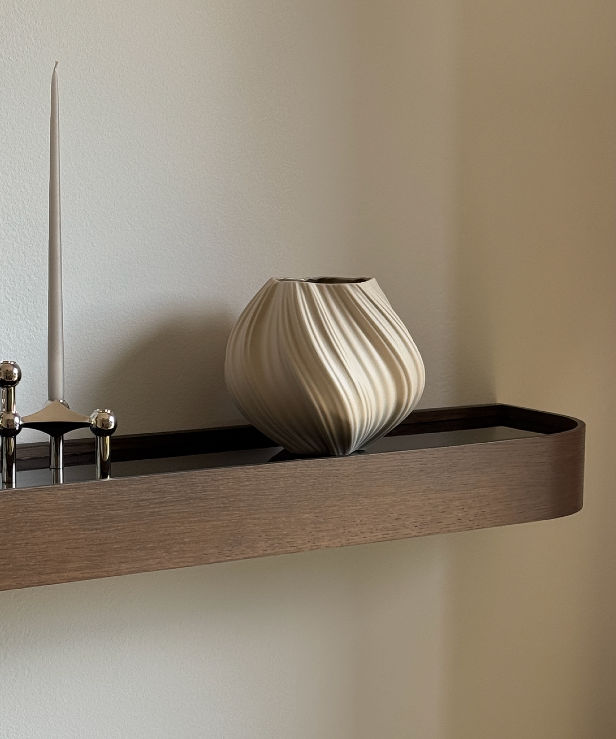 Kleine Keramik Vase in Beige aus der Serie Flora – Detailansicht