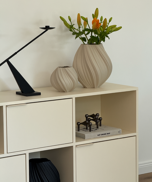 Set aus großer und kleiner Keramik Vase in Beige aus der Serie Flora – Detailansicht