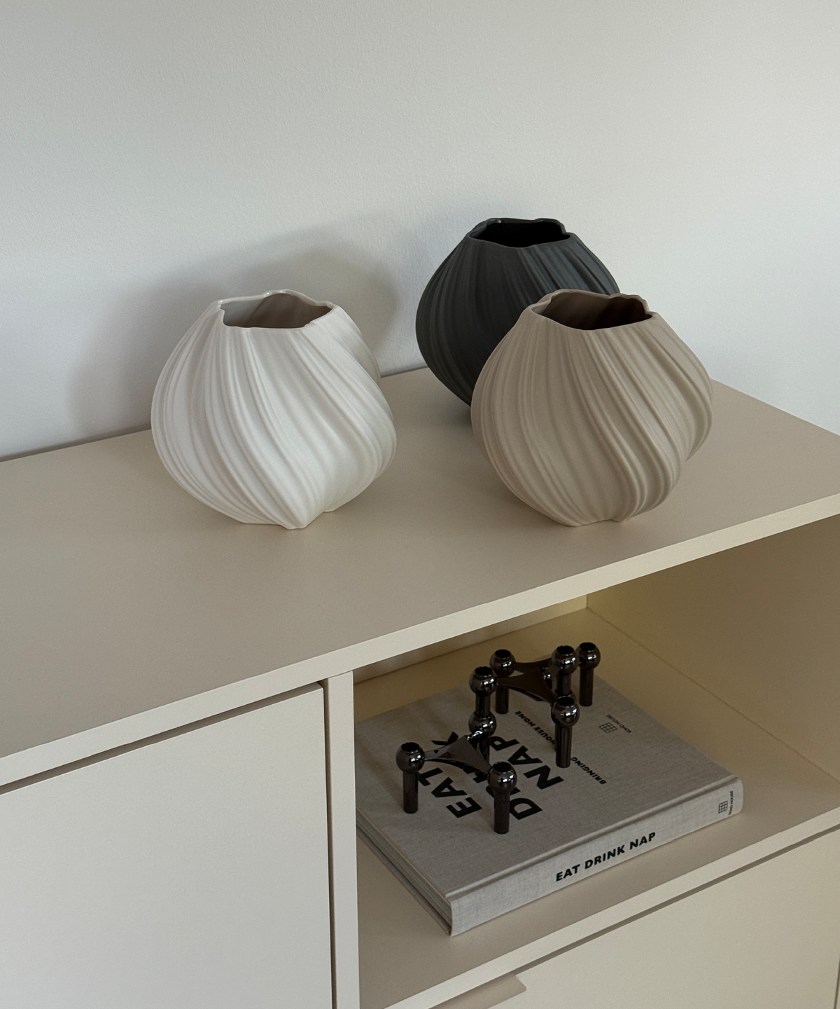Kleine Keramik Vase in Beige aus der Serie Flora – im Wohnambiente
