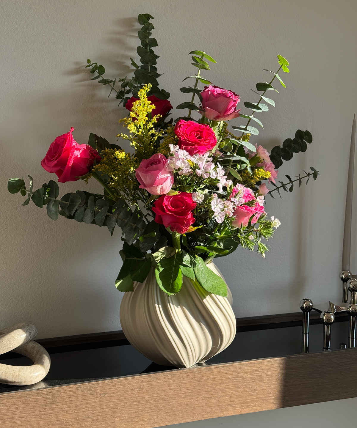 Kleine Keramik Vase in Beige aus der Serie Flora – Materialdetail