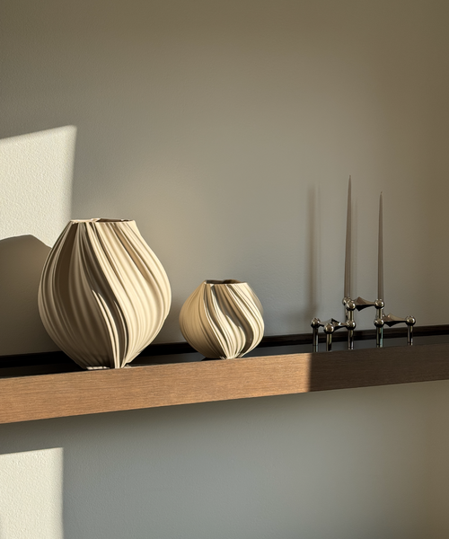 Set aus großer und kleiner Keramik Vase in Beige aus der Serie Flora – Nahaufnahme der Oberfläche