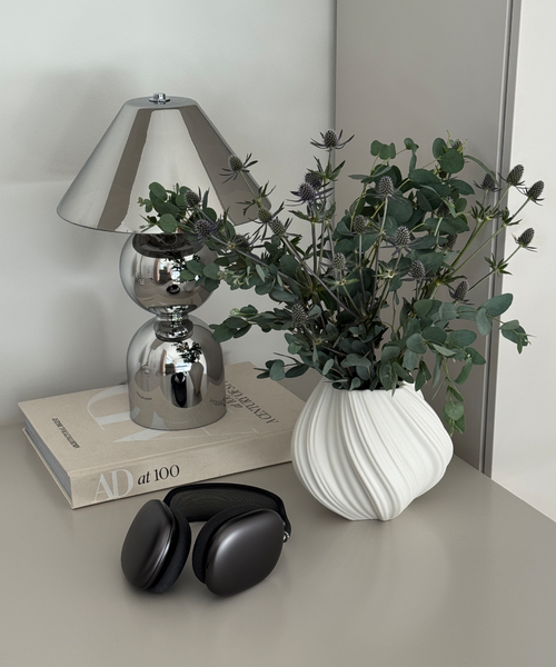 Kleine Keramik Vase in Cremeweiß aus der Serie Flora – Materialdetail