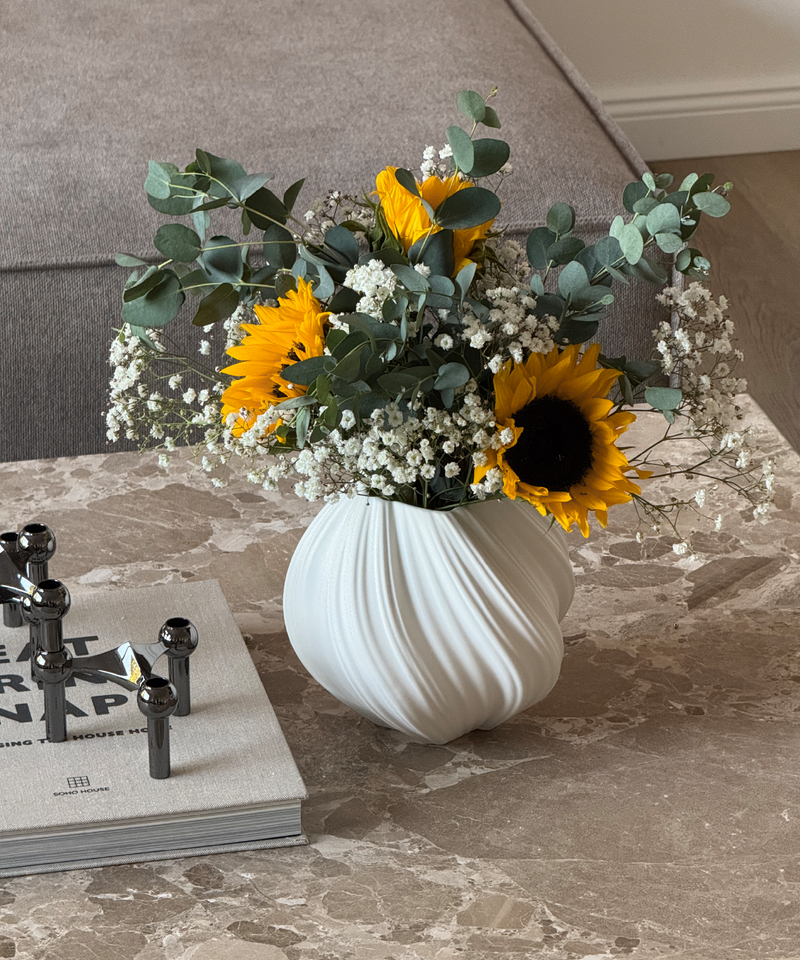 Set aus großer und kleiner Keramik Vase in Cremeweiß aus der Serie Flora – im Wohnambiente