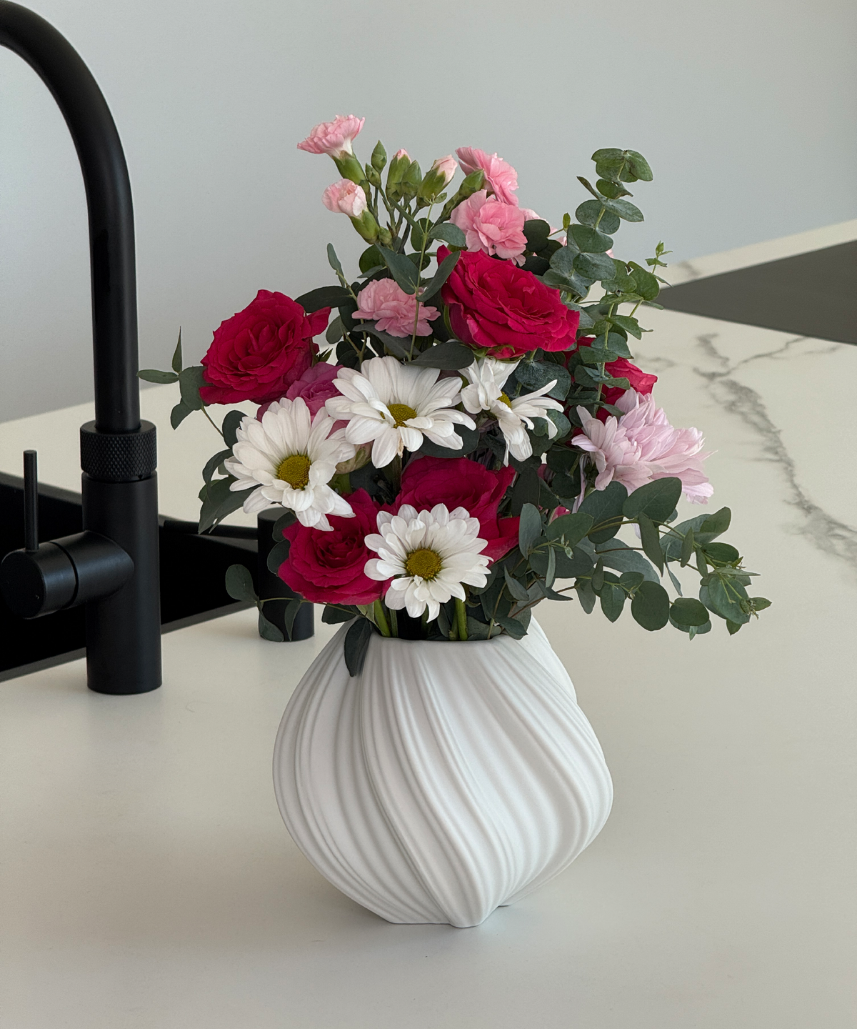 Kleine Keramik Vase in Cremeweiß aus der Serie Flora – Detailansicht
