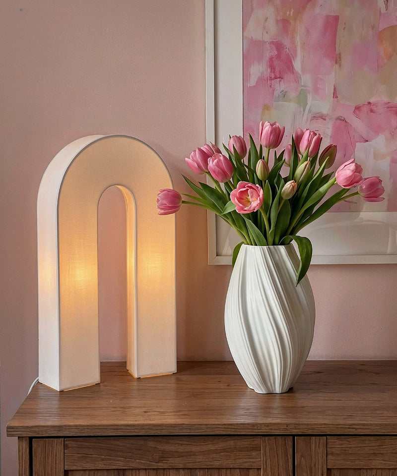 Längliche Keramik Vase in Weiß aus der Serie Flora – Materialdetail