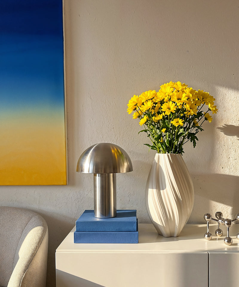 Längliche Keramik Vase in Weiß aus der Serie Flora – Nahaufnahme der Oberfläche