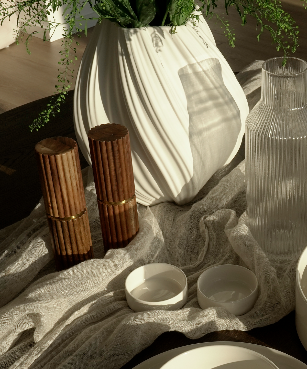 Salz- und Pfeffermühle im Rillen-Design, Serie Marlo – im Wohnambiente