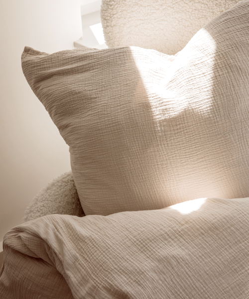 Haven Partner-Set in Beige mit 2× Musselin Einzelbettwäsche und 2× Kissenbezug aus der Serie Haven – Materialdetail
