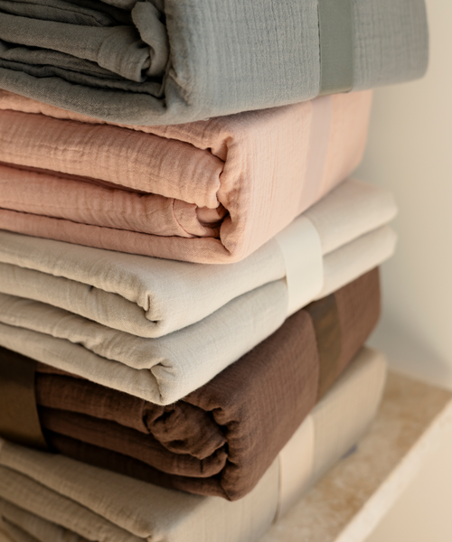 Haven Single-Set in Beige mit 1× Musselin-Einzelbettwäsche und 1× Kissenbezug aus der Serie Haven – Detailansicht der Verarbeitung