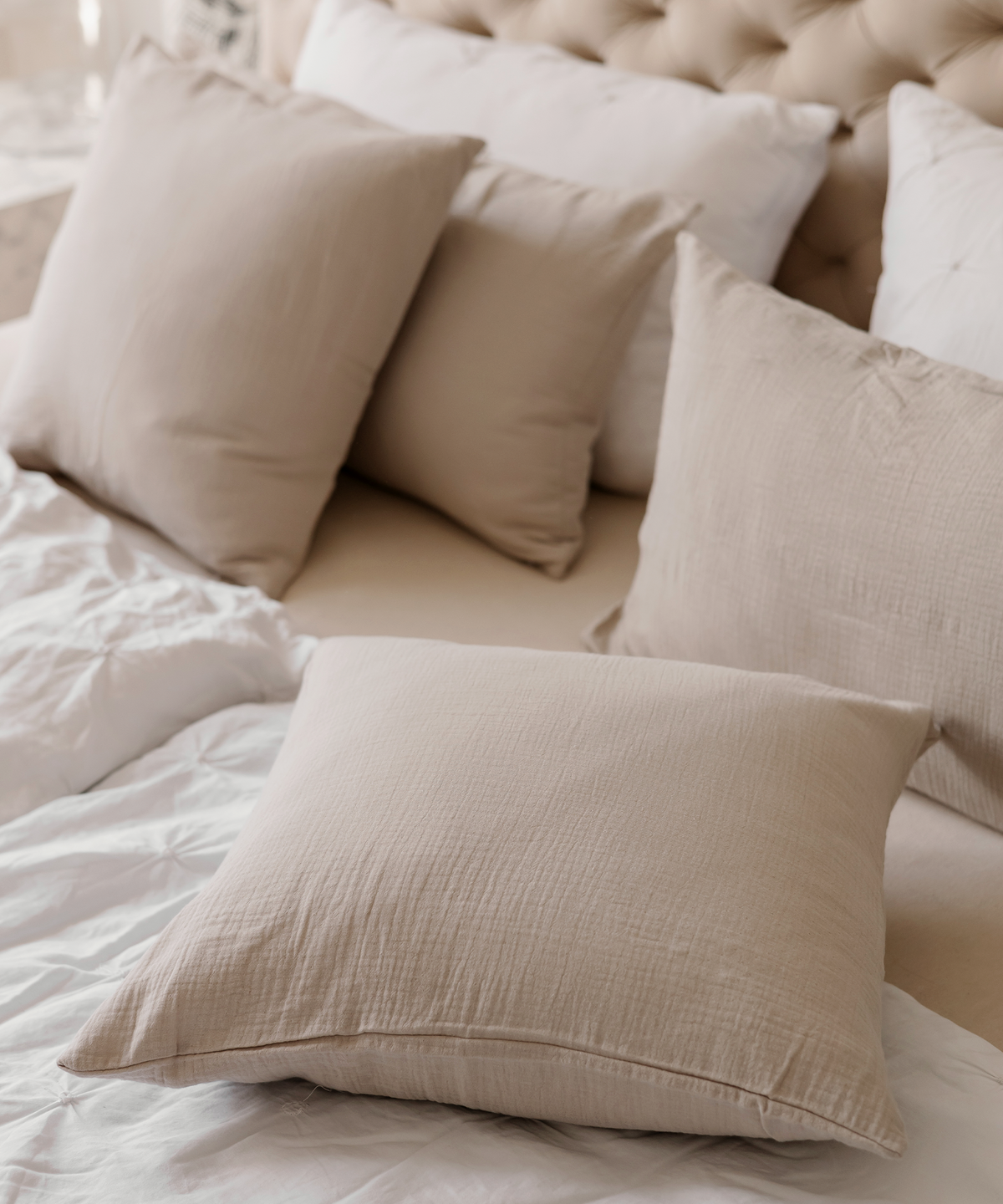 Musselin Kissenbezug 50×50cm in Beige aus der Serie Haven – im Wohnambiente