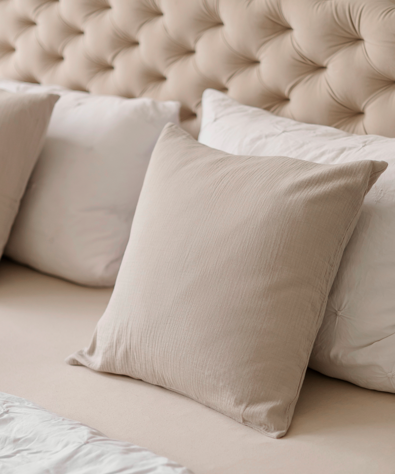 Musselin Kissenbezug 50×50cm in Beige aus der Serie Haven – Seitenansicht