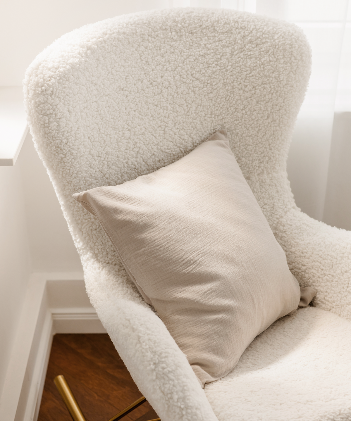 Musselin Kissenbezug 50×50cm in Beige aus der Serie Haven – Nahaufnahme der Oberfläche