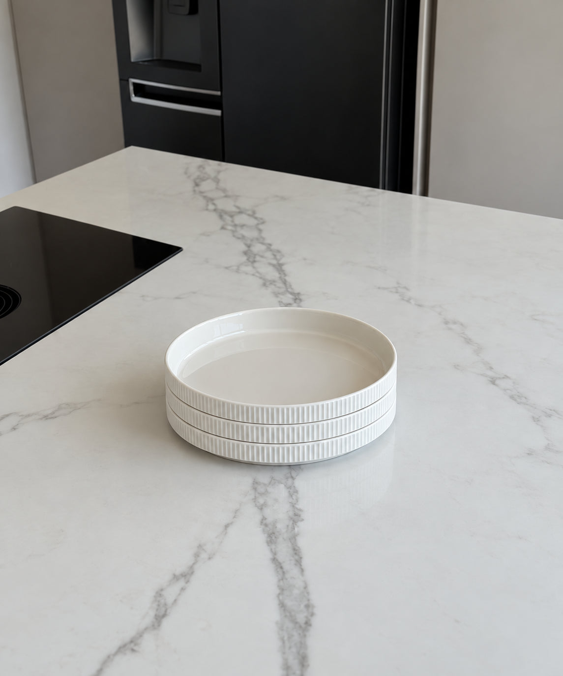 Set of 3 small, ribbed, cream-white, glossy plates | Nia