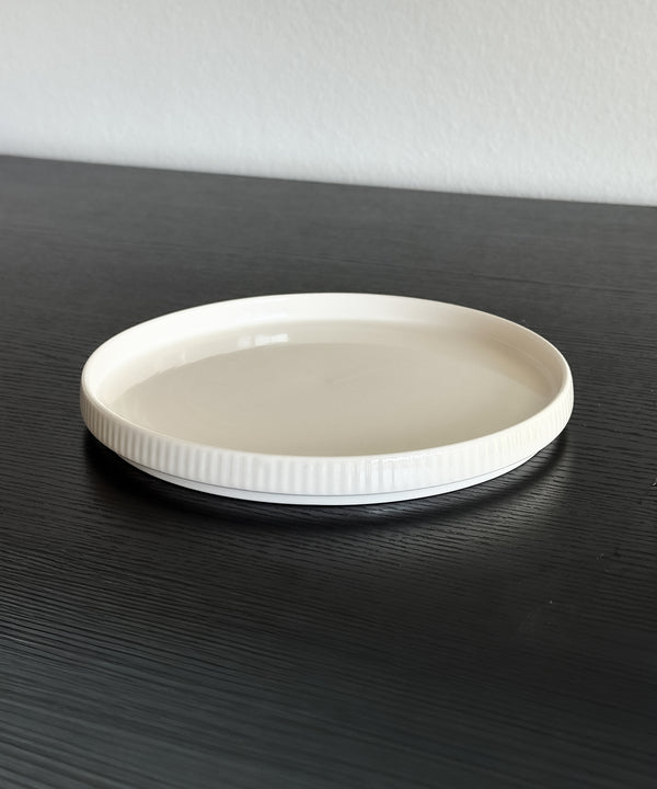 Small ribbed plate, cream-white | Nia