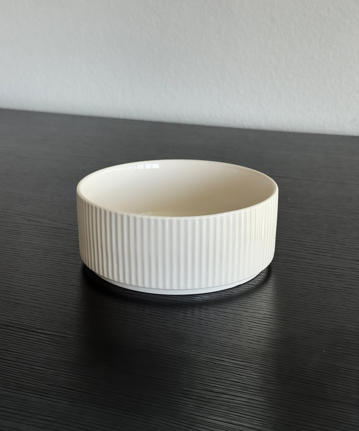 Kleine gerillte Bowl in Cremeweiß – aus der Serie Nia von 7 O'CLOCK