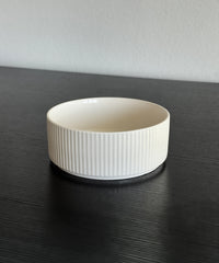 Kleine gerillte Bowl in Cremeweiß – aus der Serie Nia von 7 O'CLOCK