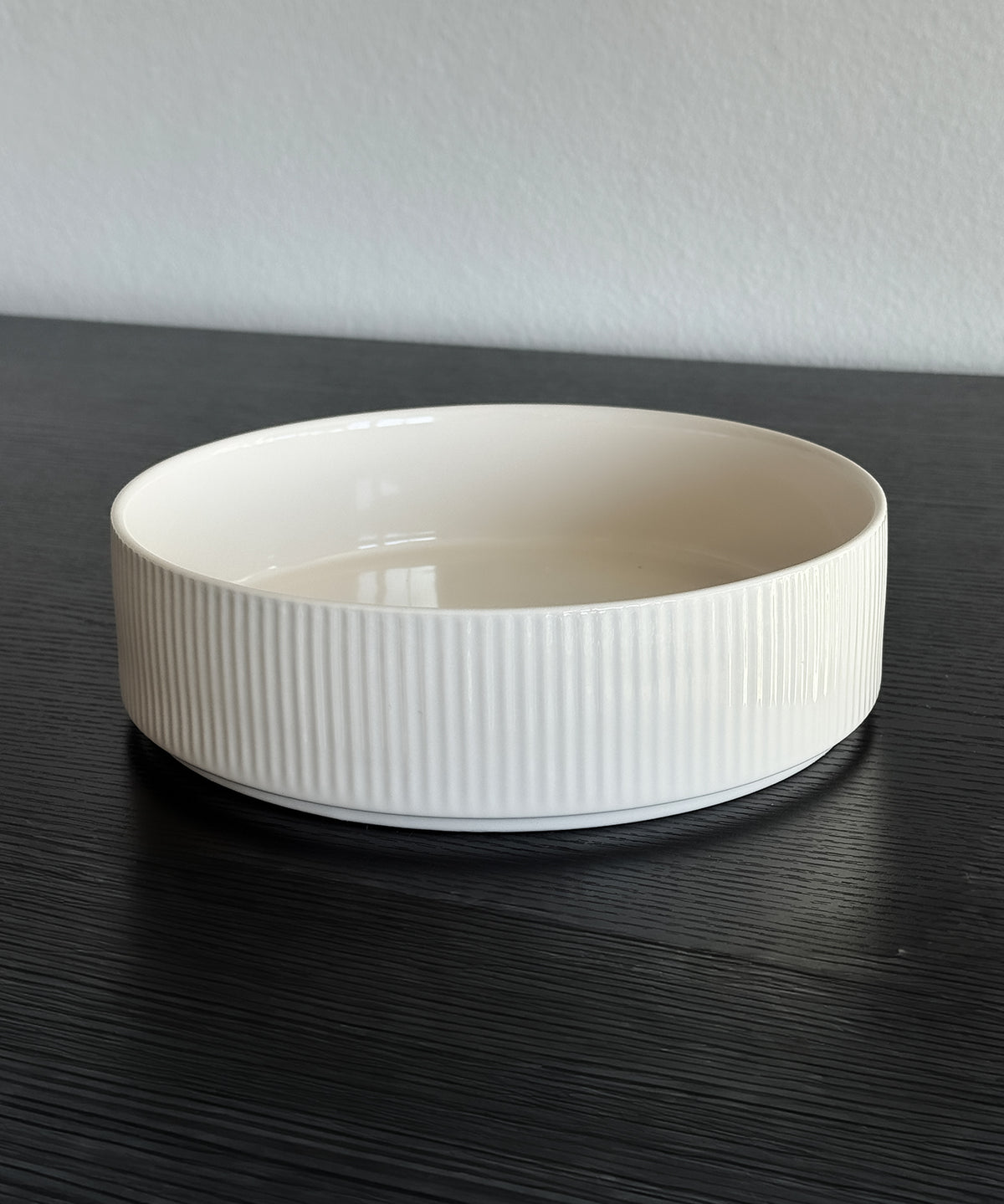Große gerillte Bowl in Cremeweiß – aus der Serie Nia von 7 O'CLOCK