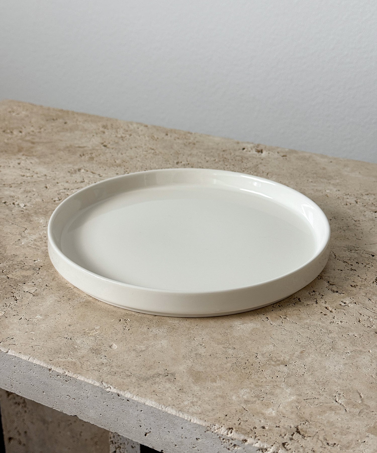 Small, cream-white, glossy plate | Nia